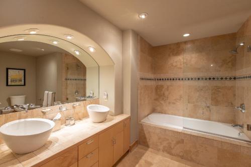 克雷斯特德比特北欧宾馆的大型浴室设有两个水槽、一个浴缸和一个浴缸。