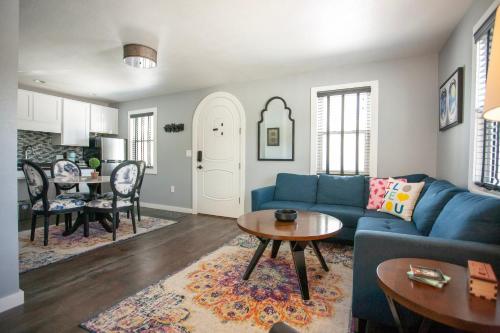卡斯特EO Bungalows, Black Hills的客厅配有蓝色的沙发和桌子