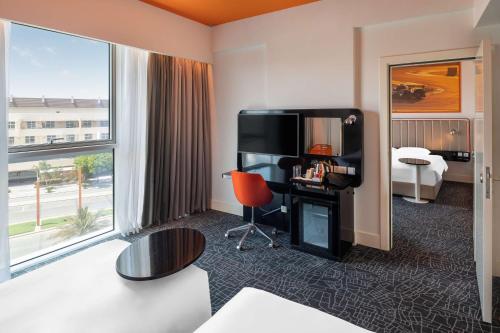 迪拜迪拜汽车城丽柏酒店的酒店客房设有带大窗户的起居区。