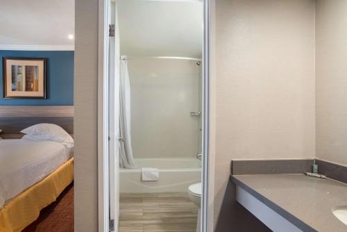 圣拉斐尔SureStay Hotel by Best Western San Rafael的带淋浴和卫生间的浴室以及1张床。