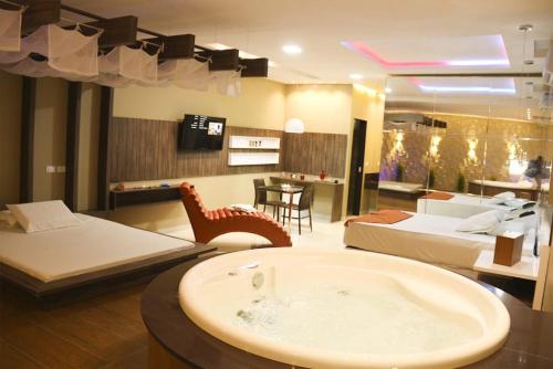 阿拉皮拉卡Lotu's Motel的客房设有两张床和浴缸。