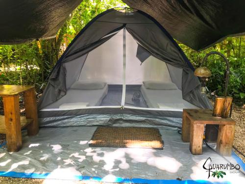 巴卡拉尔Guarumbo的帐篷,配有一张桌子和一张床