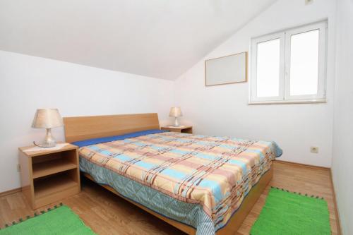 莫鲁纳特Apartments by the sea Molunat, Dubrovnik - 2137的一间卧室设有一张床和一个窗口