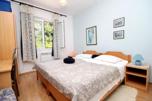 斯拉诺Apartments and rooms with a swimming pool Slano, Dubrovnik - 2179的一间卧室配有一张带两个枕头的床