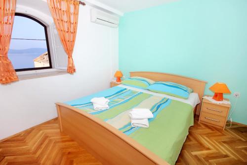 斯拉诺Seaside holiday house Sladjenovici, Dubrovnik - 2163的一间卧室设有一张大床和大窗户