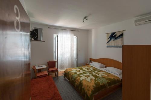 洛帕德Rooms with WiFi Lopud, Elafiti - 2169的酒店客房设有床和窗户。