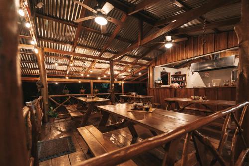 Colonia Dos RíosCabañas Don Ramiro的餐厅设有木桌和天花板