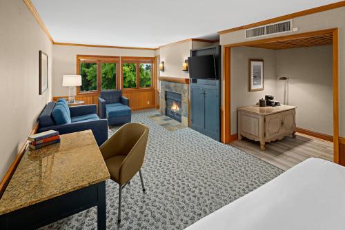 布莱恩斯米艾莫度假村和Spa的酒店客房设有一张床和一个带壁炉的客厅。