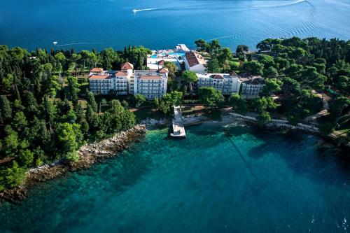 罗维尼Maistra Select Island Hotel Katarina的水上度假村的空中景观