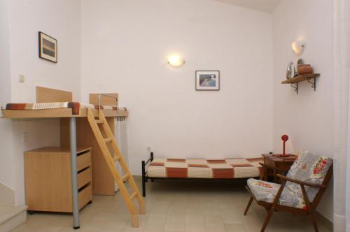 泰斯Apartments by the sea Nemira, Omis - 4277的一间卧室配有一张双层床和梯子