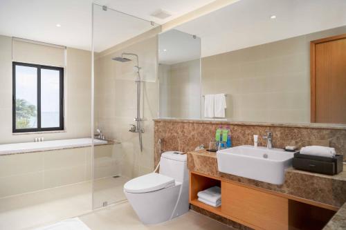金兰Wyndham Garden Cam Ranh Resort的浴室配有卫生间、盥洗盆和淋浴。