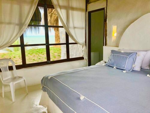 DibullaAcuarela del Mar的一间卧室设有一张大床和一个窗户。
