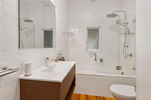 BelleriveBellerive Bluff magic - renovated home with views的白色的浴室设有水槽和淋浴。