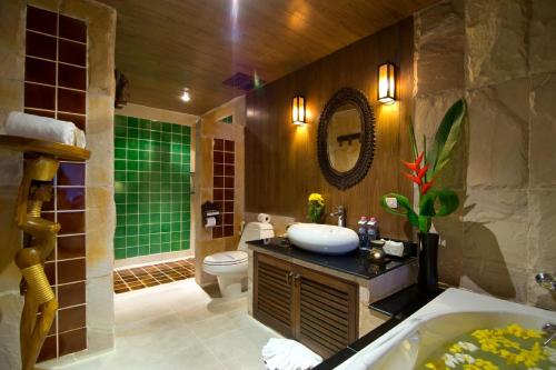 小通奈潘Panviman Resort Koh Phangan - SHA Extra Plus的浴室配有盥洗盆、卫生间和浴缸。