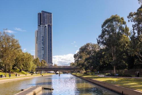 悉尼帕拉马塔教堂街美利通公寓式酒店的一座高楼城市中的河流
