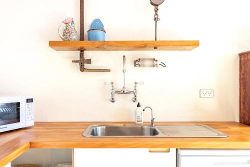 欧尼坦基赛普拉斯岭村别墅的厨房配有水槽和微波炉