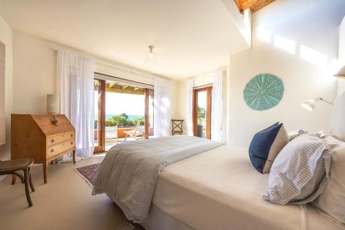 欧尼坦基赛普拉斯岭村别墅的一间卧室配有一张床、一张书桌和一个窗户。