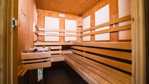 法克湖Alpe Adria Apartments - Top 1 by S4Y的空空的桑拿房,设有木墙和窗户