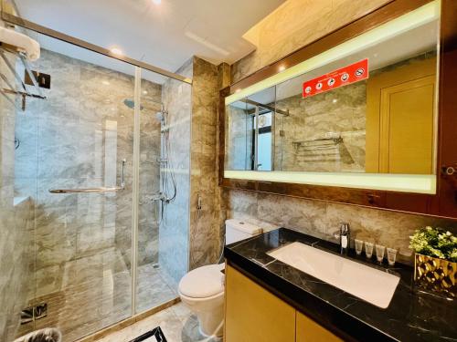 新山R&F PRINCESS COVE BY HOMEFORT SUITES的带淋浴、盥洗盆和卫生间的浴室