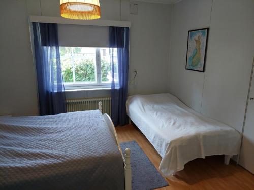 SäkyläPunavilla majoitus TASANKO的一间卧室设有两张床和窗户。