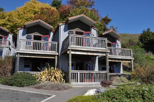 怀托摩洞穴Waitomo Village Chalets home of Kiwipaka的带阳台的大房子