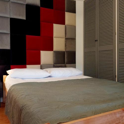 塔尔努夫Old Town的一间卧室设有一张红色和黑色墙壁的床。