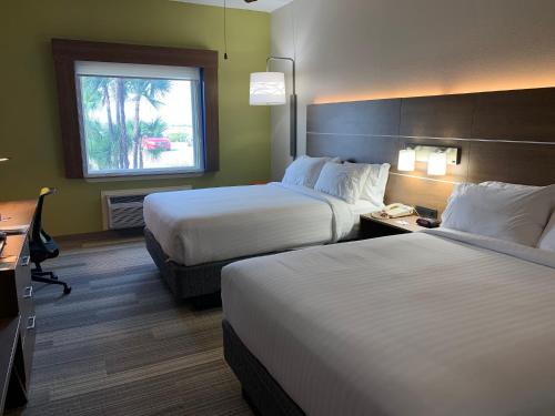 南帕诸岛南帕德里岛智选假日酒店及套房的酒店客房设有两张床和窗户。
