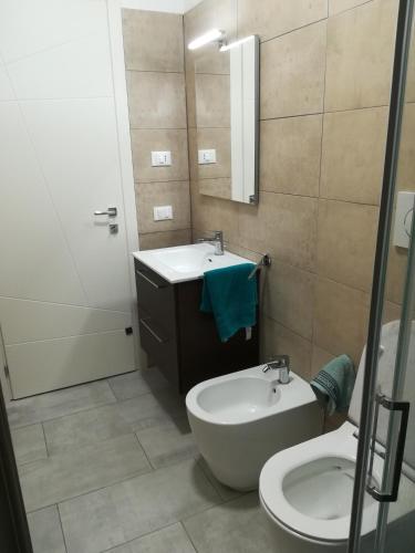 ElmasAero Apartment的一间带水槽和卫生间的浴室