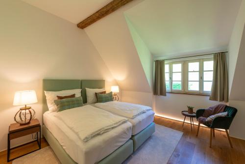 GaflenzLandhaus Obersteinriegl的一间卧室设有一张大床和一个窗户。