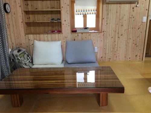济州市Bongcheon Ville的客厅配有沙发和桌子