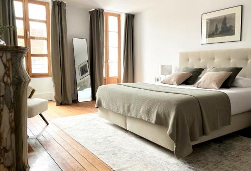 桑塞尔La Place B&B的白色卧室设有大床和窗户