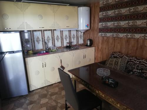 TsovazardGolden Beach Sevan的厨房配有桌子和冰箱