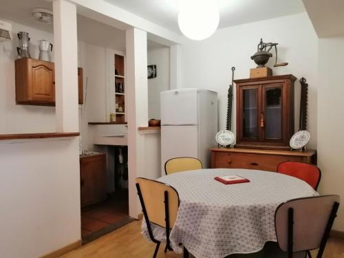 考特尼B1 Appartement en centre ville de Courtenay的厨房配有桌子和白色冰箱。
