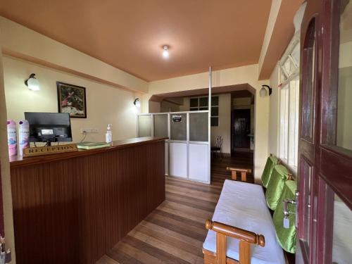 甘托克Khandroling Hotel的厨房设有吧台和带冰箱的台面
