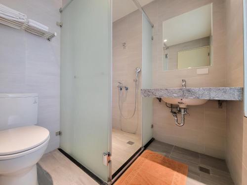 台中市雀客快捷台中福星的一间带卫生间和水槽的浴室