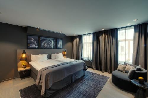 诺尔雪平The Lamp Hotel & Spa的一间卧室配有一张大床和一张沙发