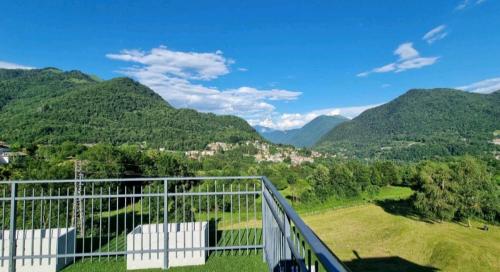 Cerano d'IntelviEderaRooms的阳台享有山谷和山脉的美景。
