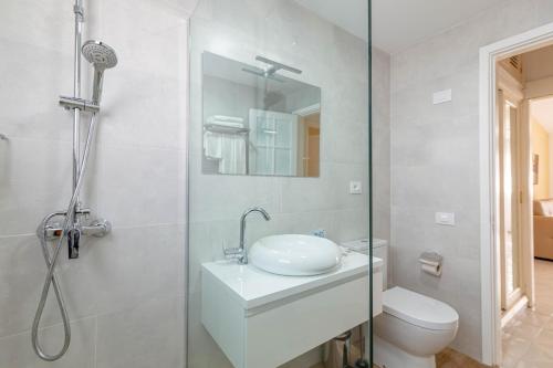 马斯帕洛马斯Vista Verde - Adults Only的带淋浴、盥洗盆和卫生间的浴室