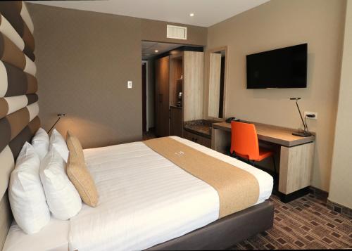 阿姆斯特丹XO酒店蓝塔店的酒店客房配有一张床和一张带电脑的书桌
