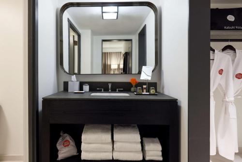 旧金山Hotel Kabuki, part of JdV by Hyatt的一间带水槽和镜子的浴室
