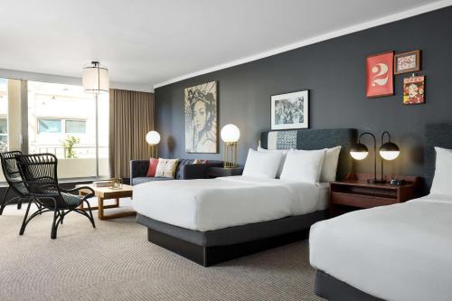 旧金山Hotel Kabuki, part of JdV by Hyatt的酒店客房,设有两张床和一张沙发