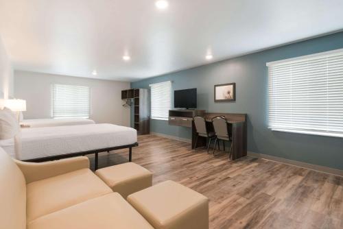 费城WoodSpring Suites Philadelphia Northeast的一间卧室配有一张床和一张书桌