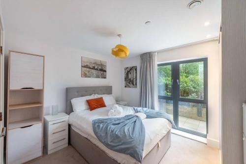 伦敦STYLISH 2 BED 2 BATH IN HIGHGATE & FREE PARKING的一间卧室设有一张床和一个窗口