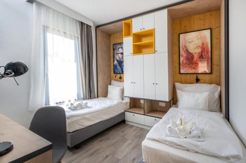 迈泽克韦什德Zsóry Liget Camping & Resort的一间卧室设有两张床、一张桌子和一个窗口。