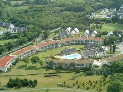 2p sur le golf de La Baule的享有带游泳池的大房子的空中景致