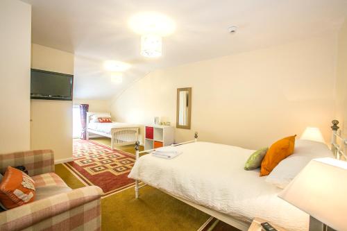 Wolsingham布朗马酒店的一间卧室配有一张床和一个沙发