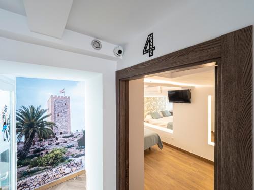 托雷德尔马尔La Isla , tu hogar en Torre del Mar.的客房享有酒店客房的景致。