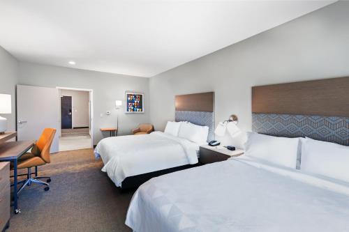 拉伯克Holiday Inn Lubbock South, an IHG Hotel的酒店客房配有两张床和一张书桌