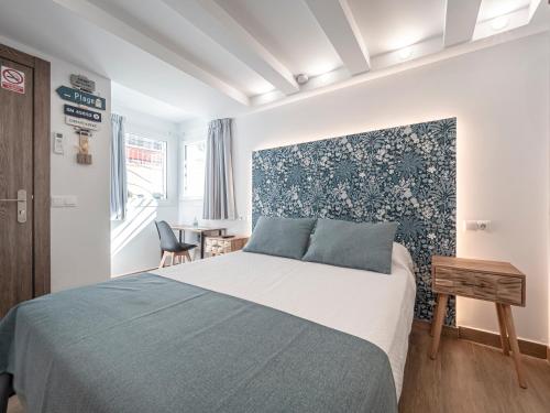 托雷德尔马尔La Isla , tu hogar en Torre del Mar.的一间卧室配有一张蓝色墙床
