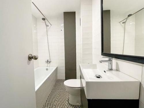 福恩吉罗拉Luxury Family Holiday Homes - Sol Playa Fuengirola的浴室配有盥洗盆、卫生间和浴缸。